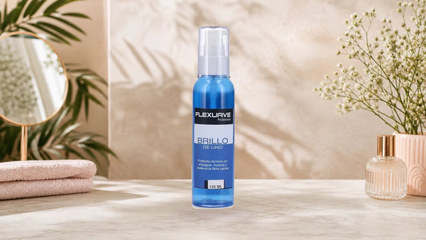 Mujer con cabello brillante y sedoso aplicando producto capilar en ambiente luminoso