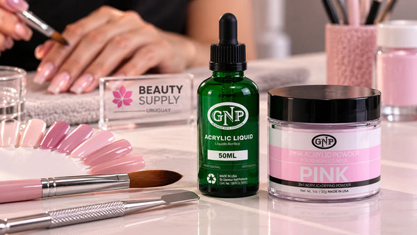 Manicura profesional con aplicación de gel y acrílico en uñas largas y bien cuidadas