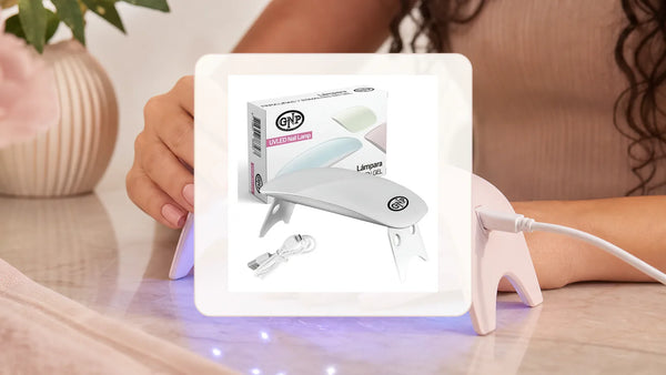 Manos femeninas usando lámpara para uñas GNP USB con esmalte en gel
