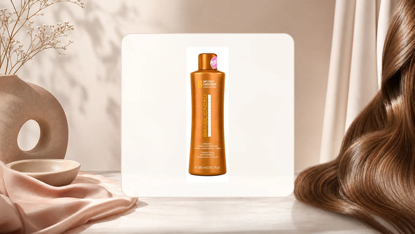 Botella de Acondicionador Anti Frizz Brasil Cacau 300ml sobre fondo neutro con cabello liso y brillante