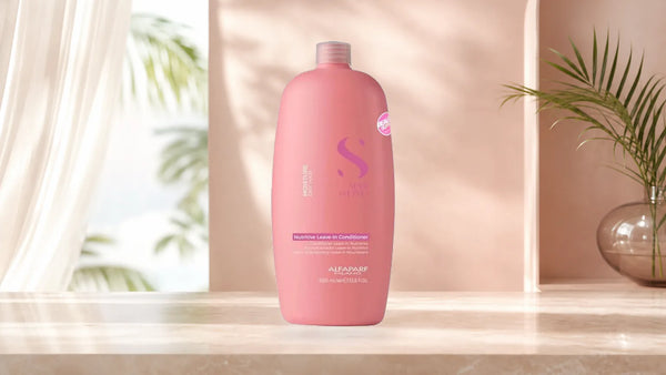 Mujer con cabello brillante y suave aplicándose acondicionador hidratante
