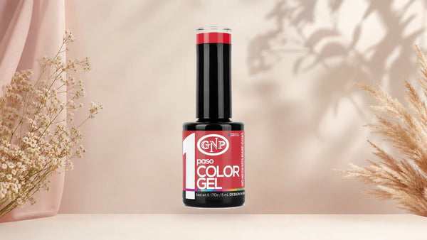 Manos femeninas con uñas esmaltadas en un rojo coral brillante y acabado semipermanente.